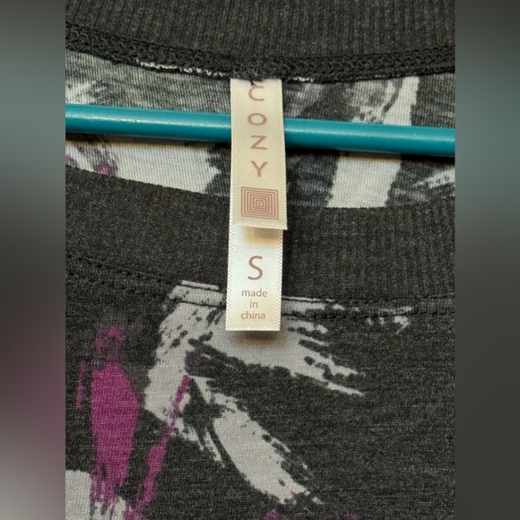 ⚽️ LuLaRoe Cozy Kate 3/4 Sleeve Sharkbite T, Small, NWT - Picture 3 of 6